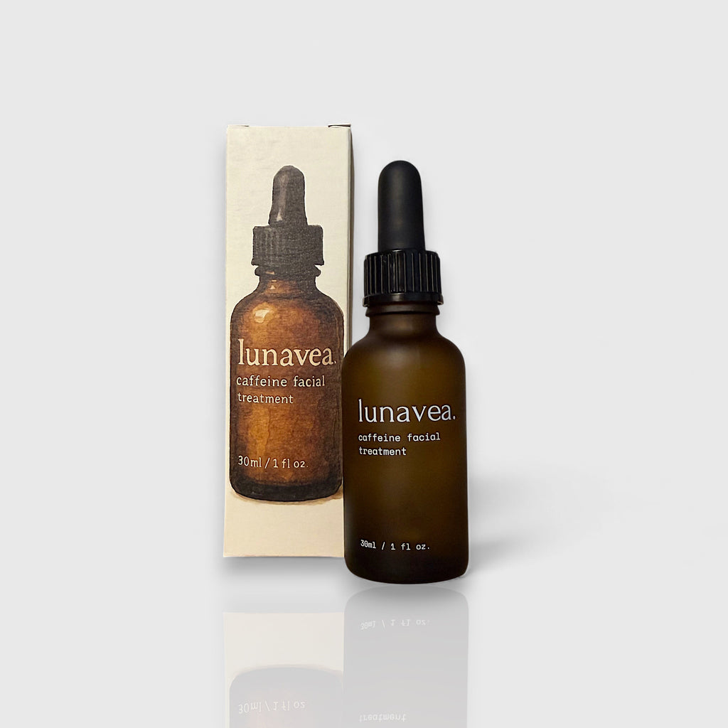 Das lunavea. Caffeine Facial Treatment auf weißem Hintergrund mit kaltem Studiolicht. Die Verpackung steht im Hintergrund