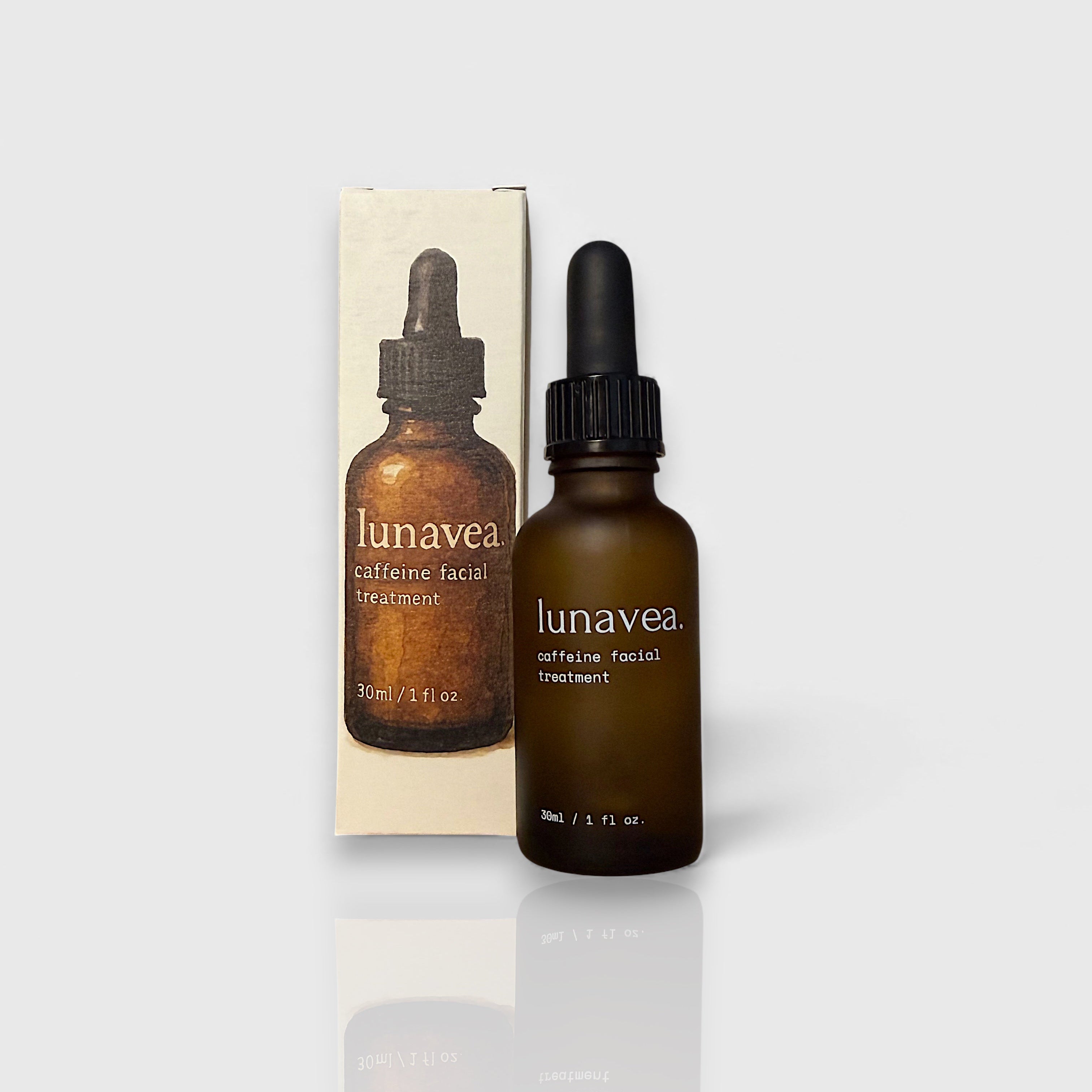 Das lunavea. Caffeine Facial Treatment auf weißem Hintergrund mit kaltem Studiolicht. Die Verpackung steht im Hintergrund