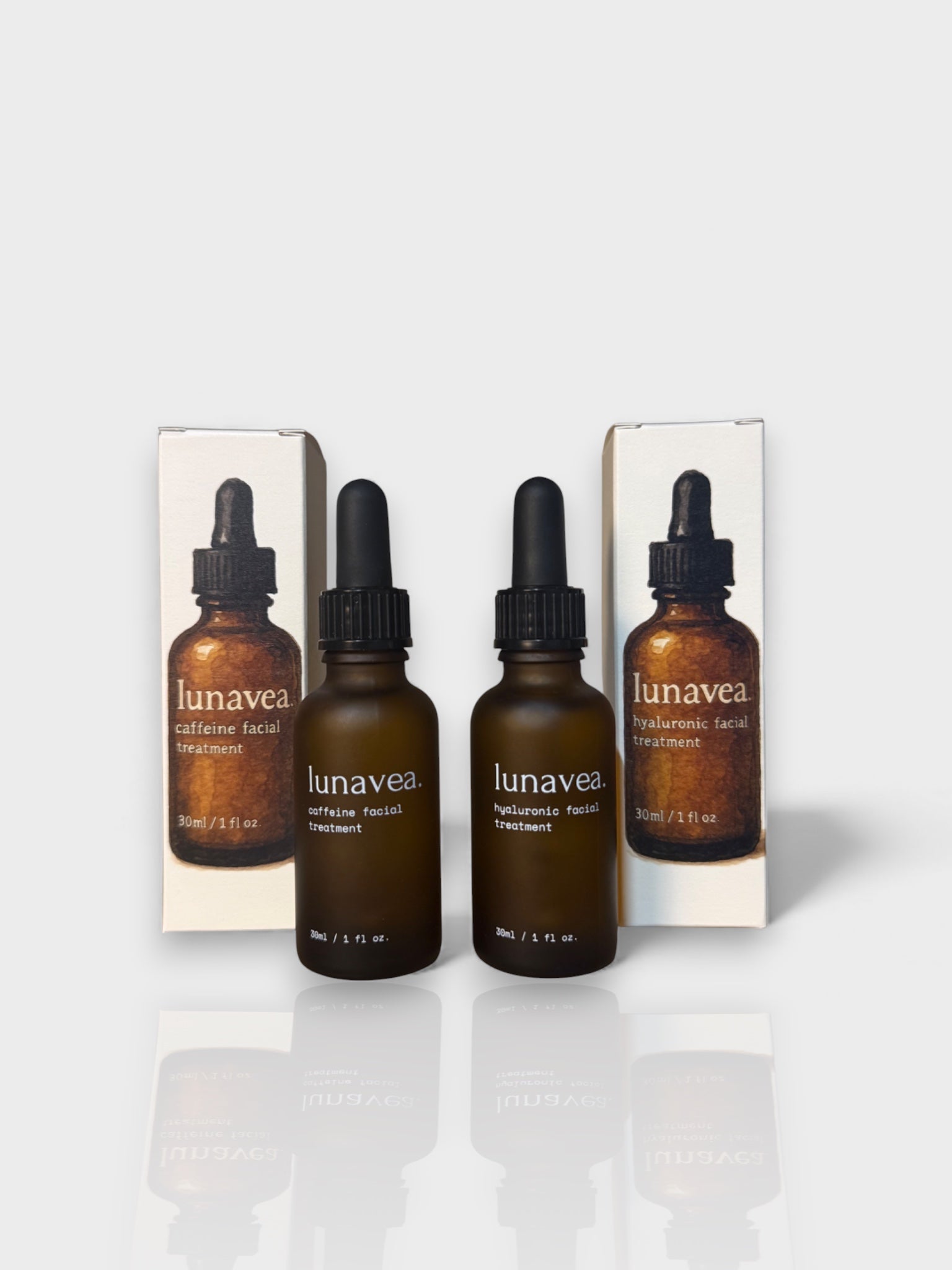 Die beiden lunavea. Facial Treatments auf einem weißen Hintergrund mit kaltem Studiolicht. Mit den Verpackungen im Hintergrund.