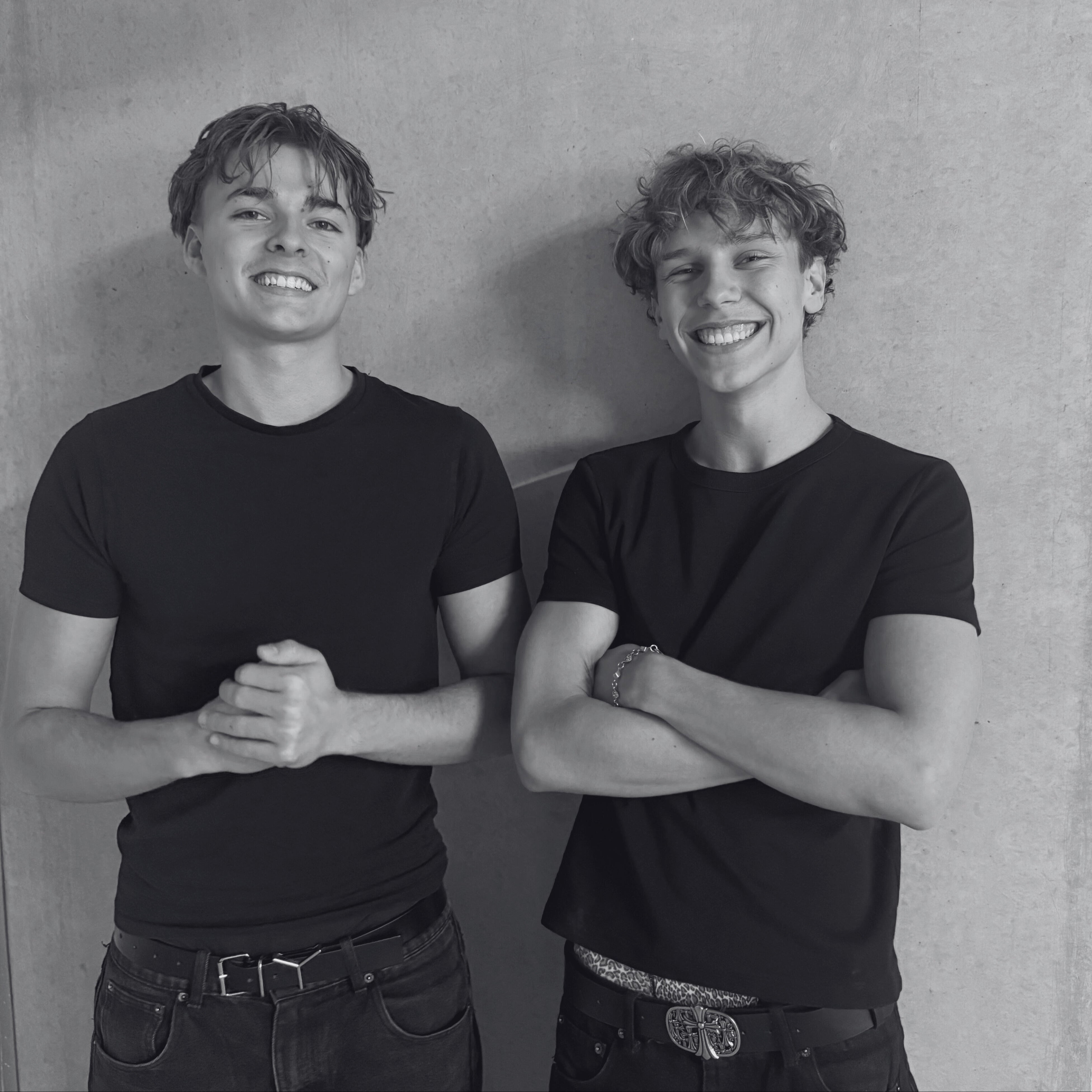 Finn Kuhlmann und Jasper Post, Gründer von Lunavea, stehen lächelnd nebeneinander und repräsentieren die Marke für natürliche, minimalistische Hautpflege