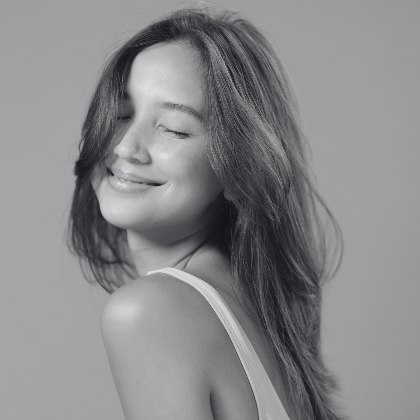 Glückliche Frau mit strahlender Haut nach der Anwendung des Koffein-Serums, natürliche Hautpflege für einen frischen Glow