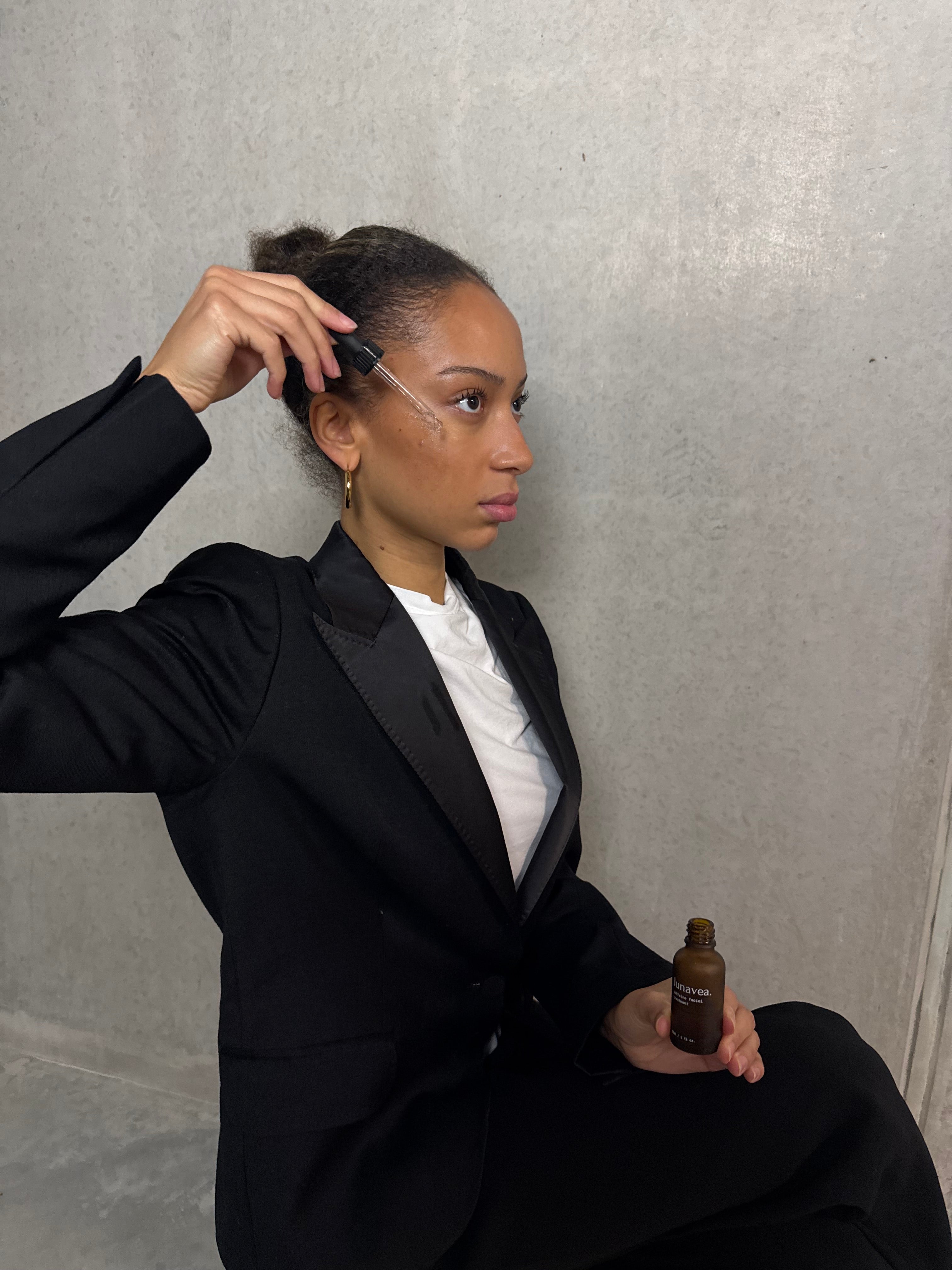 Das Model trägt das lunavea. Facial Treatment langsam und bewusst auf.