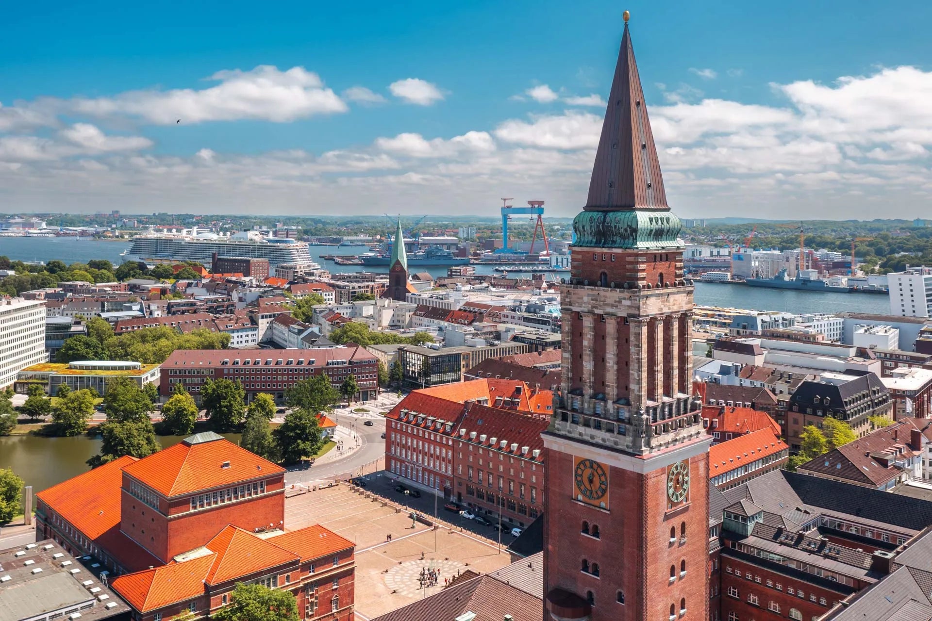 Skyline von Kiel mit Hafen, Segelschiffen und Nordsee-Himmel bei Tageslicht
